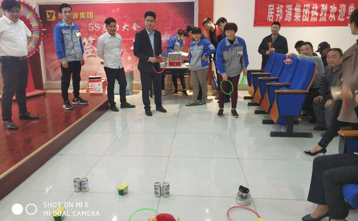 快樂會(huì)議上的套圈中大獎(jiǎng)活動(dòng)