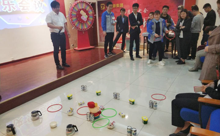 多么開心的快樂會(huì)議員工們的套圈領(lǐng)獎(jiǎng)品