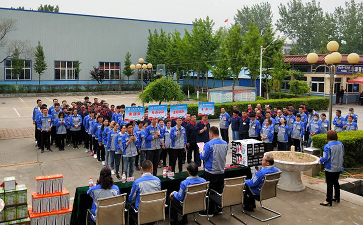 開幕式上，精神抖擻、英姿颯爽的代表隊(duì)邁著矯健的步伐走入賽場(chǎng)