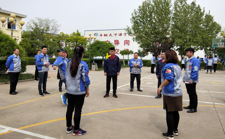 踢毽子比賽讓我們見識(shí)到團(tuán)結(jié)協(xié)作、堅(jiān)持不懈的運(yùn)動(dòng)精神，各隊(duì)在場(chǎng)上展開激烈比拼，隊(duì)員們沉著應(yīng)戰(zhàn)、默契配合、快速傳遞