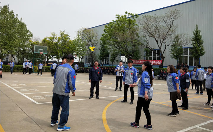 踢毽子比賽讓我們見識(shí)到團(tuán)結(jié)協(xié)作、堅(jiān)持不懈的運(yùn)動(dòng)精神，各隊(duì)在場(chǎng)上展開激烈比拼，隊(duì)員們沉著應(yīng)戰(zhàn)、默契配合、快速傳遞