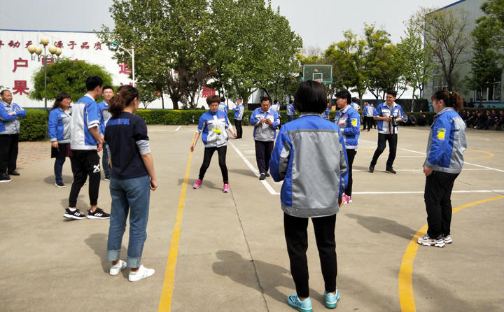 踢毽子比賽讓我們見識(shí)到團(tuán)結(jié)協(xié)作、堅(jiān)持不懈的運(yùn)動(dòng)精神，各隊(duì)在場(chǎng)上展開激烈比拼，隊(duì)員們沉著應(yīng)戰(zhàn)、默契配合、快速傳遞