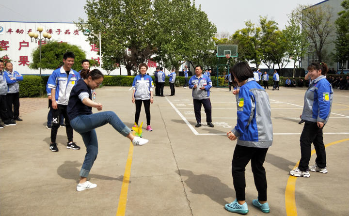 踢毽子比賽讓我們見識(shí)到團(tuán)結(jié)協(xié)作、堅(jiān)持不懈的運(yùn)動(dòng)精神，各隊(duì)在場(chǎng)上展開激烈比拼，隊(duì)員們沉著應(yīng)戰(zhàn)、默契配合、快速傳遞