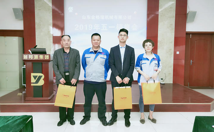 總經(jīng)理孫寧波為顆粒機銷售精英頒發(fā)獎品