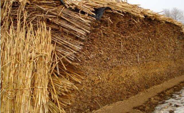 收割過后秸稈打捆