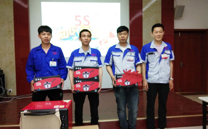 觀眾積極參與領(lǐng)獎(jiǎng)合影