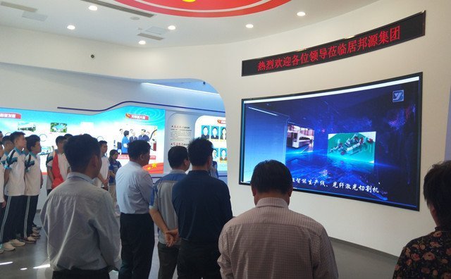 董事長景奉國先生引領(lǐng)老師和同學(xué)們參觀了黨群服務(wù)中心