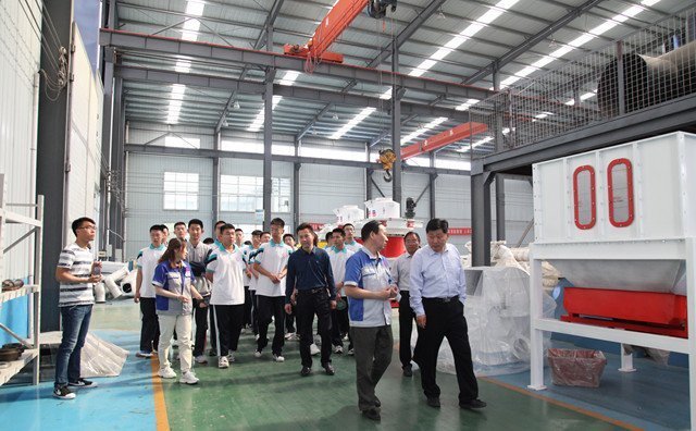 景董帶領(lǐng)老師和同學(xué)們參觀了顆粒機(jī)展廳及生產(chǎn)車間