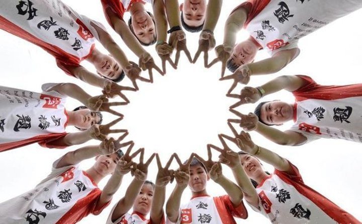 河北省邯鄲市磁縣第一中學(xué)的高三學(xué)生們擺出勝利的手勢為自己加油